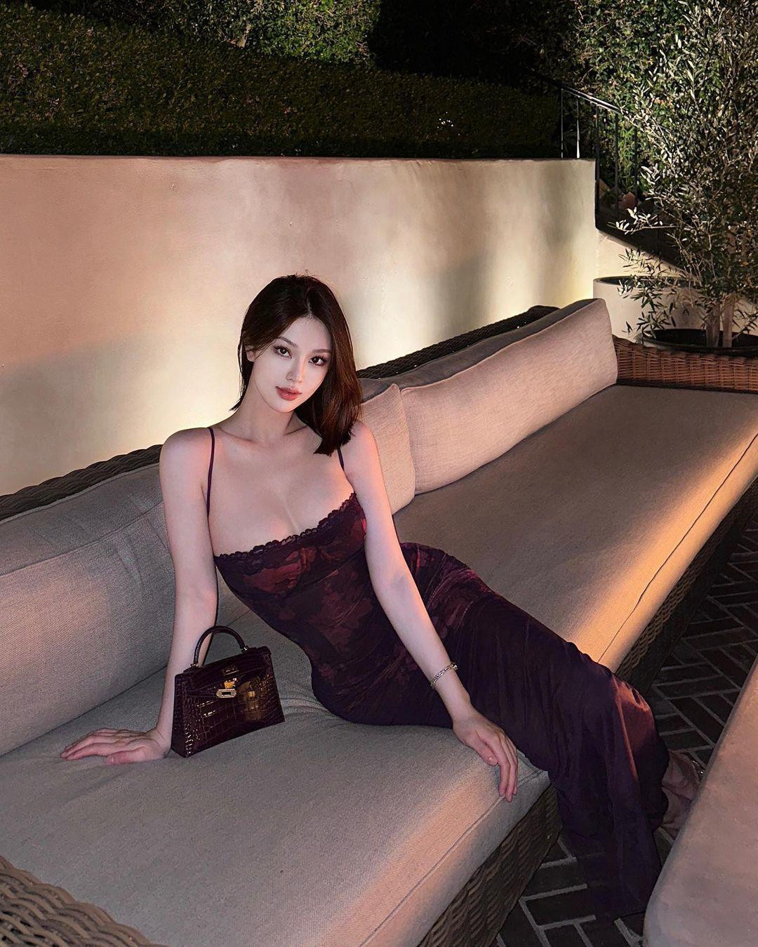 Khi đi chơi đêm, người đẹp chuộng những thiết kế làm nổi bật đường cong hình thể, trong đó, những mẫu đầm ôm sát body, cúp ngực hay cắt xẻ được người đẹp này yêu thích hơn cả.