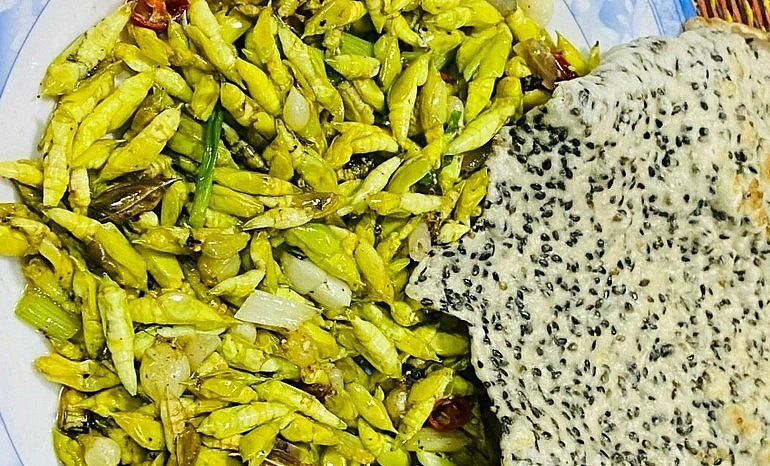 Tuy nhiên, không phải ai cũng dám thưởng thức đặc sản nhộng sâu muồng này. Ngoại hình của nhộng sâu muồng có thể khiến nhiều người cảm thấy sợ hãi và e dè. Ảnh: Tạp chí Thương hiệu và Sản phẩm