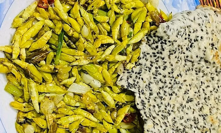 Tuy nhiên, không phải ai cũng dám thưởng thức đặc sản nhộng sâu muồng này. Ngoại hình của nhộng sâu muồng có thể khiến nhiều người cảm thấy sợ hãi và e dè. Ảnh: Tạp chí Thương hiệu và Sản phẩm