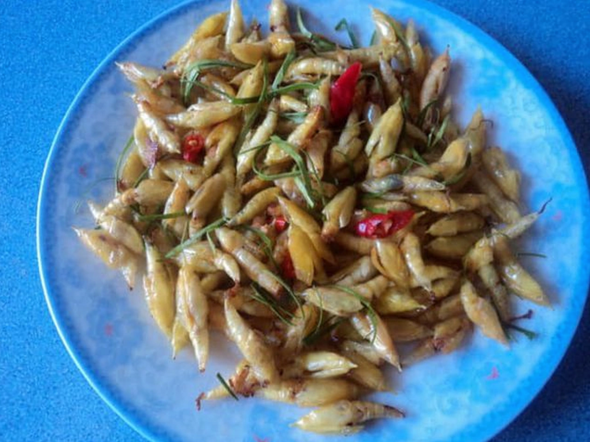 Để tăng thêm phần gia vị, một số nơi còn bỏ thêm một ít ớt và lá chanh thái nhỏ cho vào cùng. Người Ê Đê thường xào không để giữ lại hương vị ngọt béo đặc trưng của loài nhộng này. Ảnh: Dân Việt