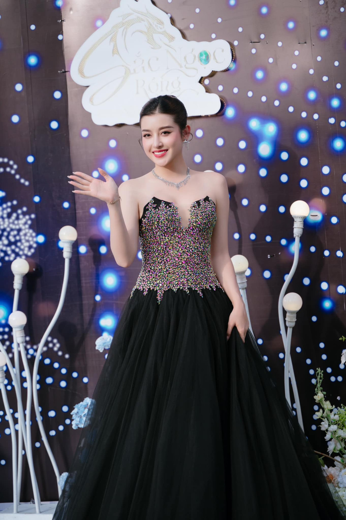 Huyền My xinh đẹp như công chúa dự sự kiện. Ảnh: FB Nguyen Tran Huyen My