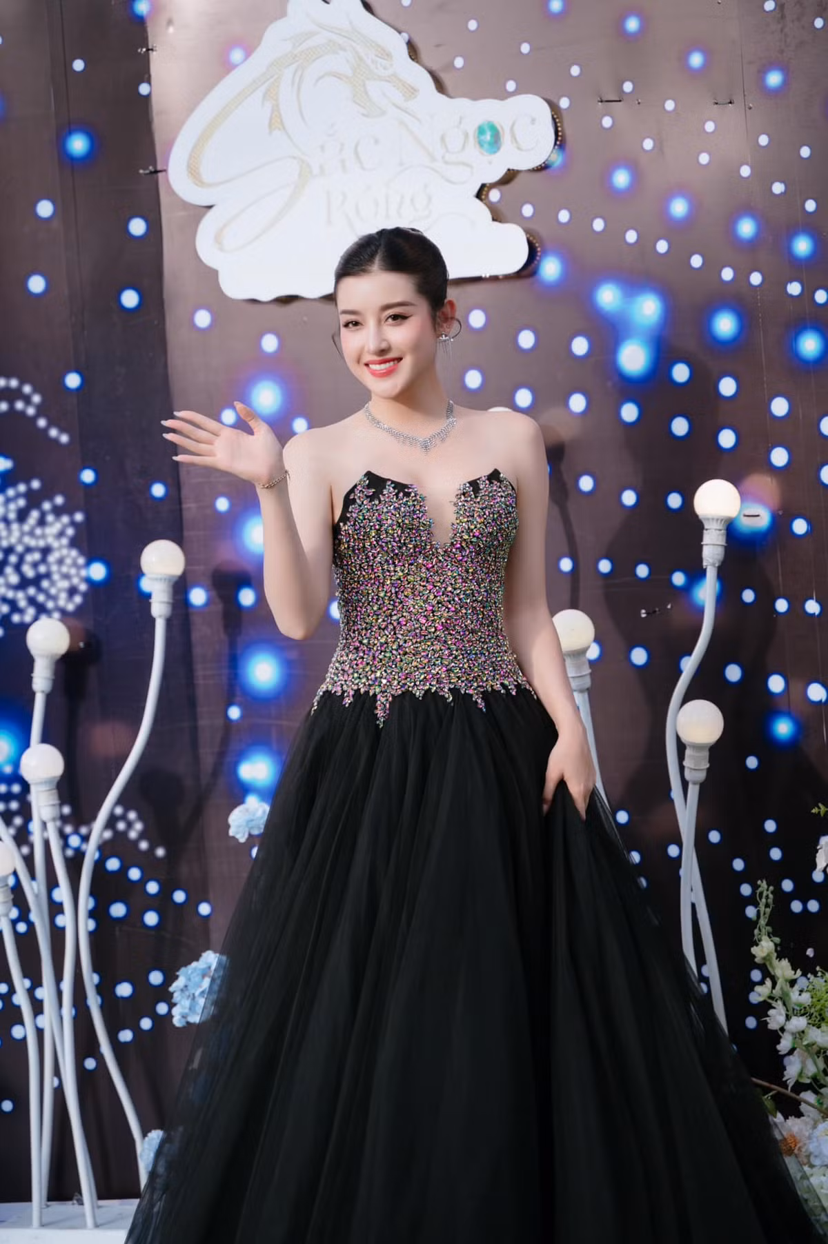 Huyền My xinh đẹp như công chúa dự sự kiện. Ảnh: FB Nguyen Tran Huyen My