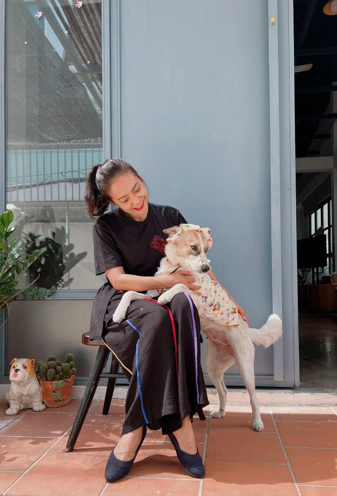 Tuy nhiên, theo thời gian, nhan sắc của "người đàn bà đẹp" Hồng Ánh không còn vẻ tươi trẻ như thuở ban đầu, thay vào đó là một vẻ đẹp mặn mà, đằm thắm hơn. Ảnh: FB Phạm Thị Hồng Ánh