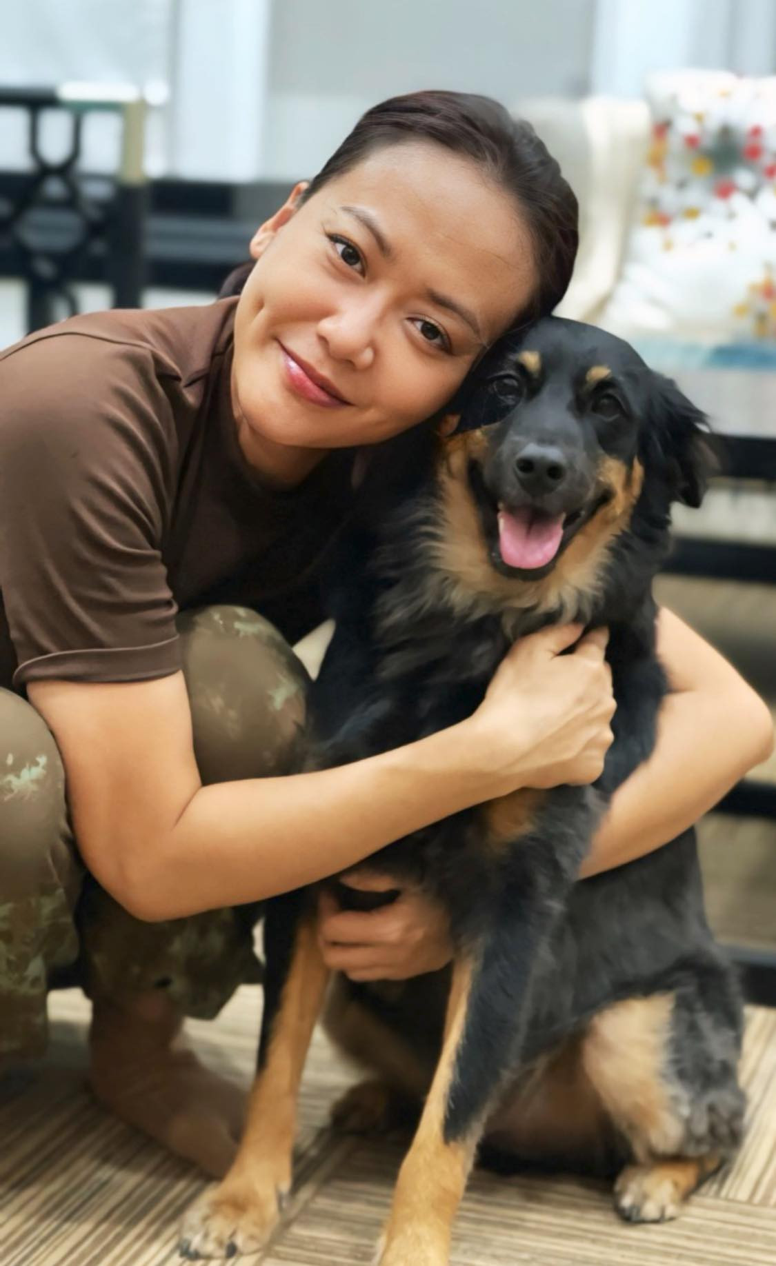 Gương mặt của Hồng Ánh vẫn giữ được những đường nét thanh tú, đôi mắt sâu thẳm và nụ cười rạng rỡ. Ảnh: FB Phạm Thị Hồng Ánh