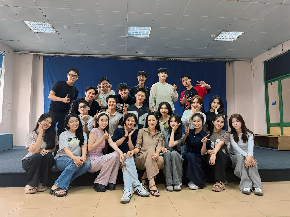 NSND Trịnh Kim Chi chào đón lứa học trò mới - tân sinh viên của Trường Sân khấu Điện ảnh TP.HCM. Ảnh: FB Trịnh Kim Chi