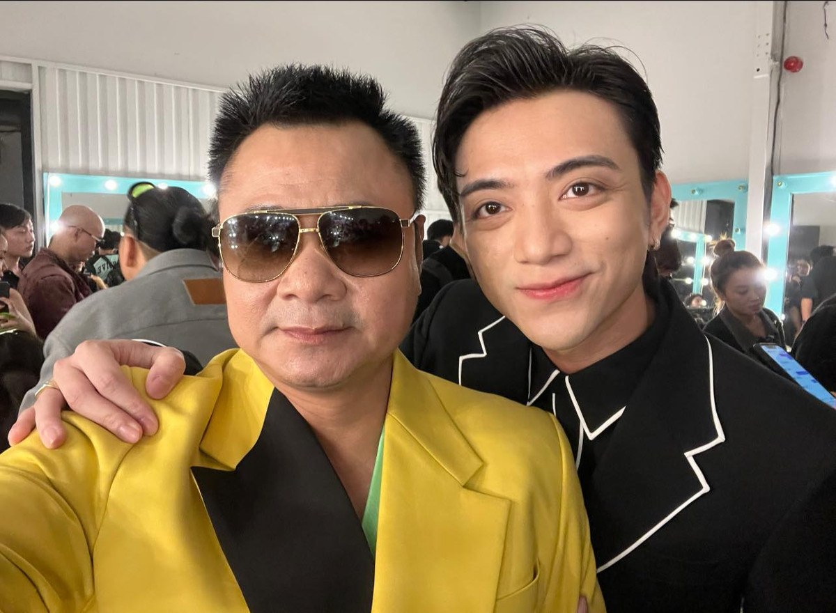 Tự Long chúc mừng sinh nhật đàn em: "Chàng trai tài năng nhất của nhà Sao Sáng vừa hát vừa sáng tác vừa làm nhạc vừa nhảy múa vừa làm nhạc công chơi các loại đàn... Chúc cậu Út sang tuổi mới luôn may mắn thành đạt nhiều niềm vui và hạnh phúc. Love". Ảnh: FB Tự Long