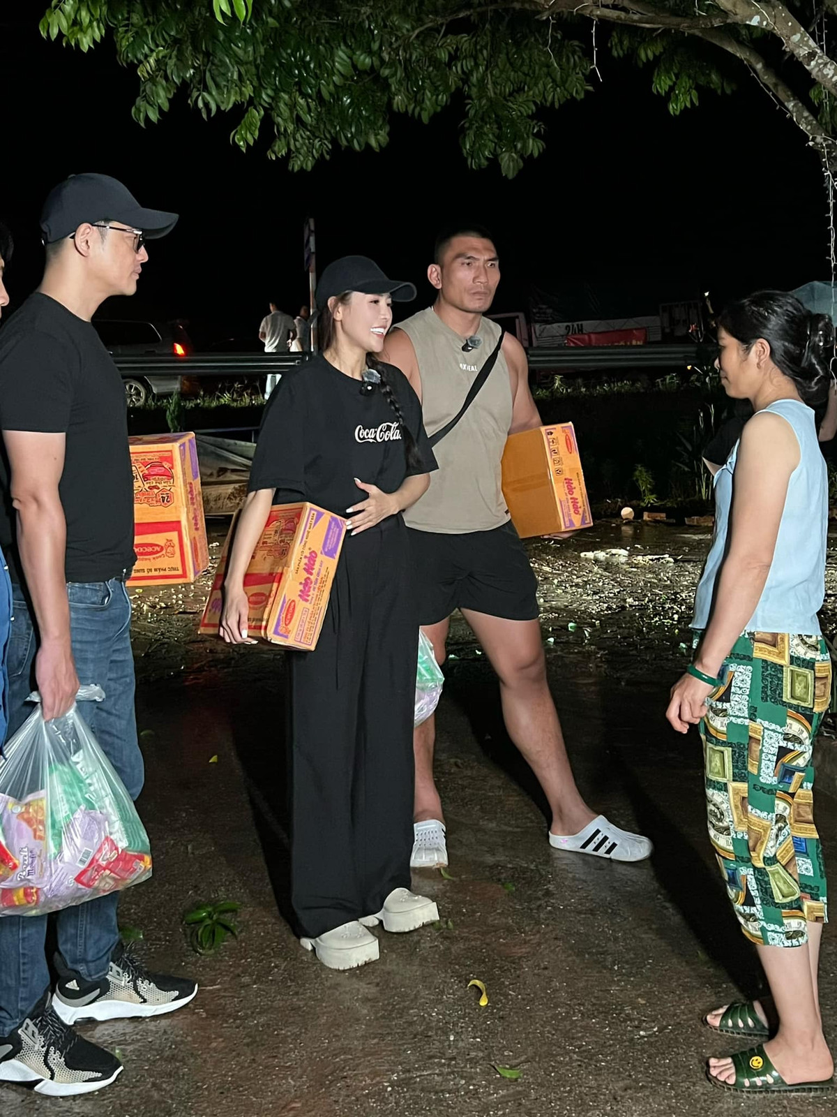 Ca sĩ Quế Vân có mặt tại Bắc Giang phát nhu yếu phẩm cho người dân. Ảnh: FB Quế Vân