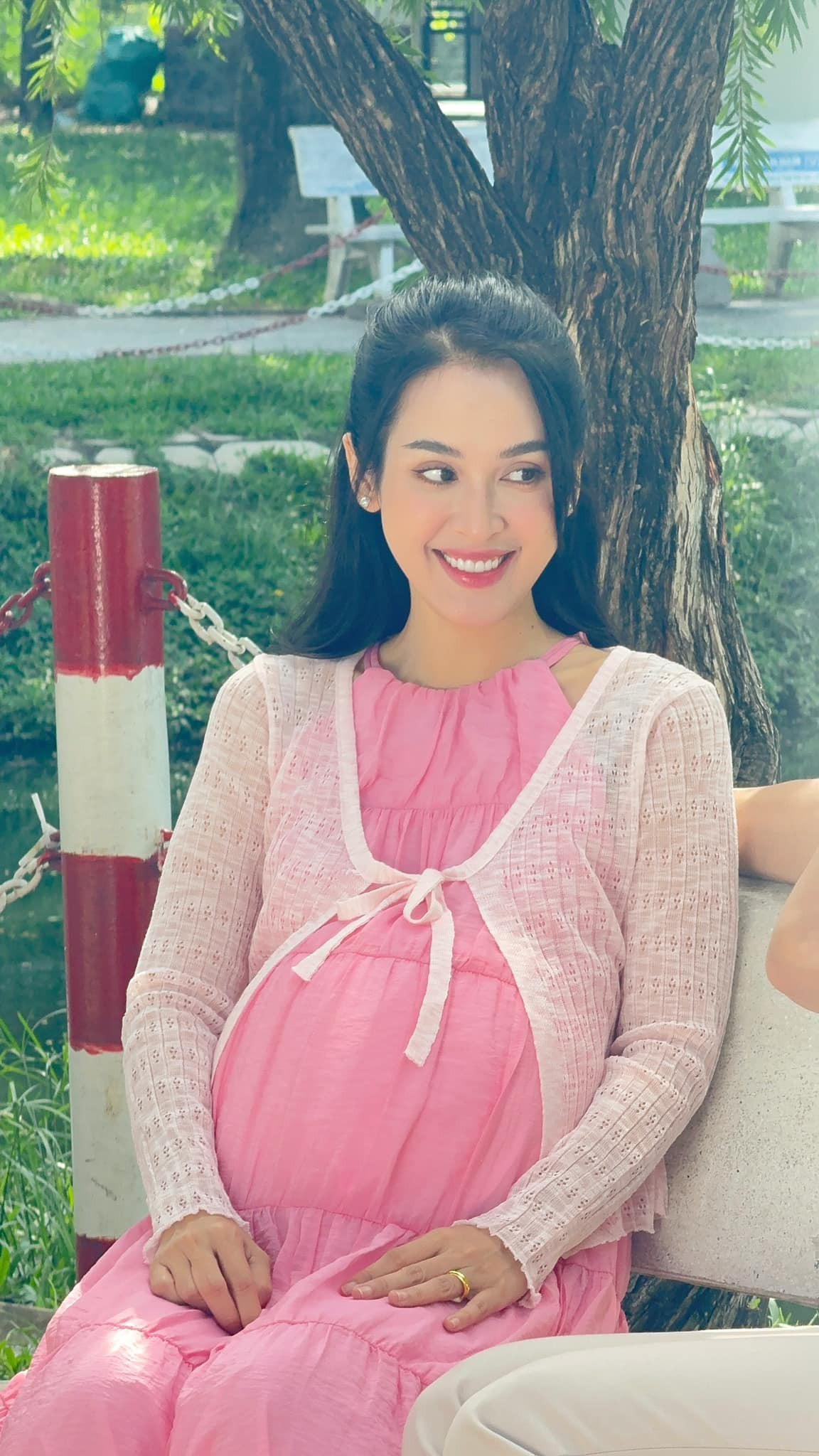 Tú Vi khoe tạo hình nhân vật mới khi đóng vai bà bầu. Ảnh: FB Lê Tú Vi