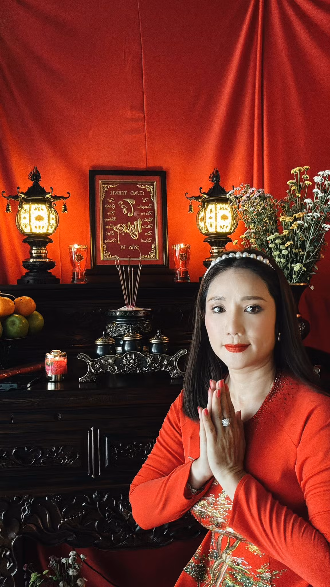 MC Cát Tường diện áo dài đỏ rực cúng Tổ nghề sân khấu. Ảnh: FB Nguyễn Trí Cát Tường