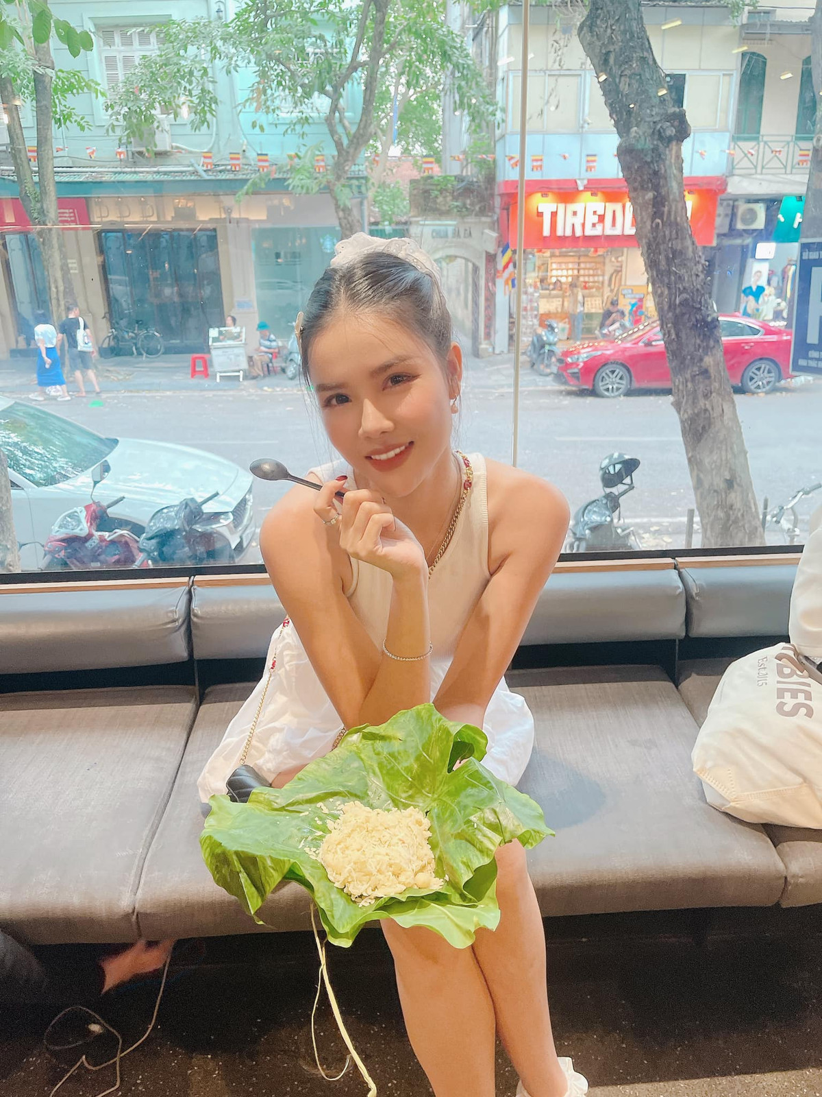 Kỳ Hân thưởng thức cốm, tận hưởng mùa thu Hà Nội. Ảnh: FB Han Ky Nguyen