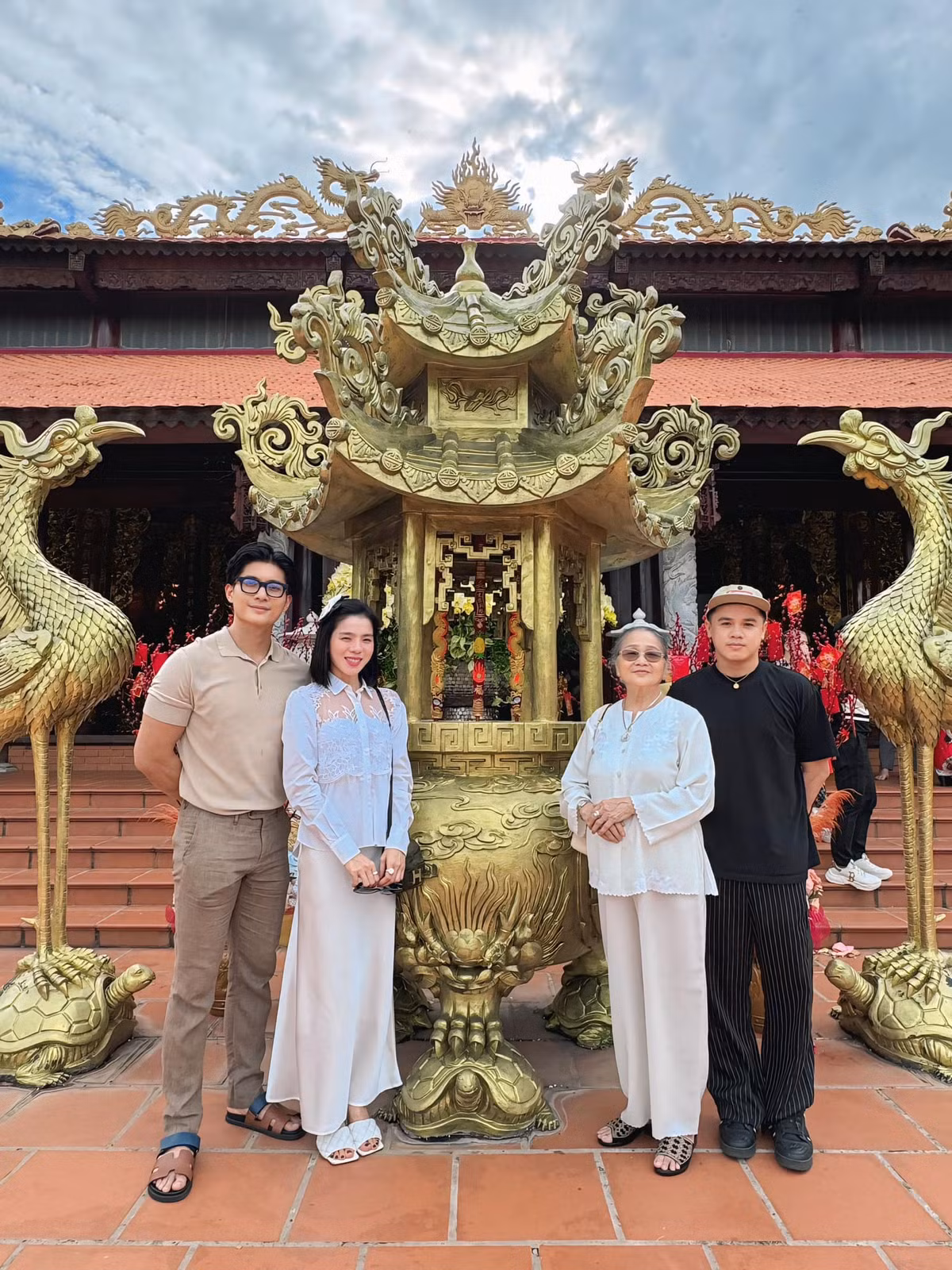 Ca sĩ Lệ Quyên cùng bạn trai đưa bố mẹ dự lễ giỗ Tổ nghiệp tại phủ của nghệ sĩ Hoài Linh. Ảnh: FB Lệ Quyên