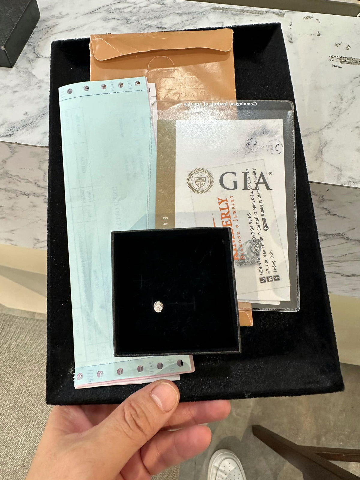 MC Đại Nghĩa quyết định bán đi món trang sức bằng kim cương để có thêm tiền cứu trợ bão lũ. Anh viết: “Chạy ra tiệm bán thêm cái này, hồi hổm bán chưa được. Được 6 triệu rưỡi, để vô cho chuyến đi luôn”. Ảnh: FB Bùi Đại Nghĩa