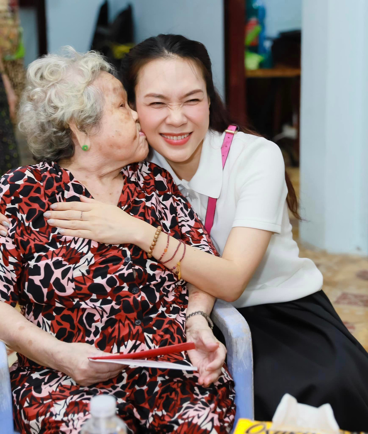 Mỹ Tâm tặng quà Trung thu tại viện dưỡng lão. Ảnh: FB My Tam