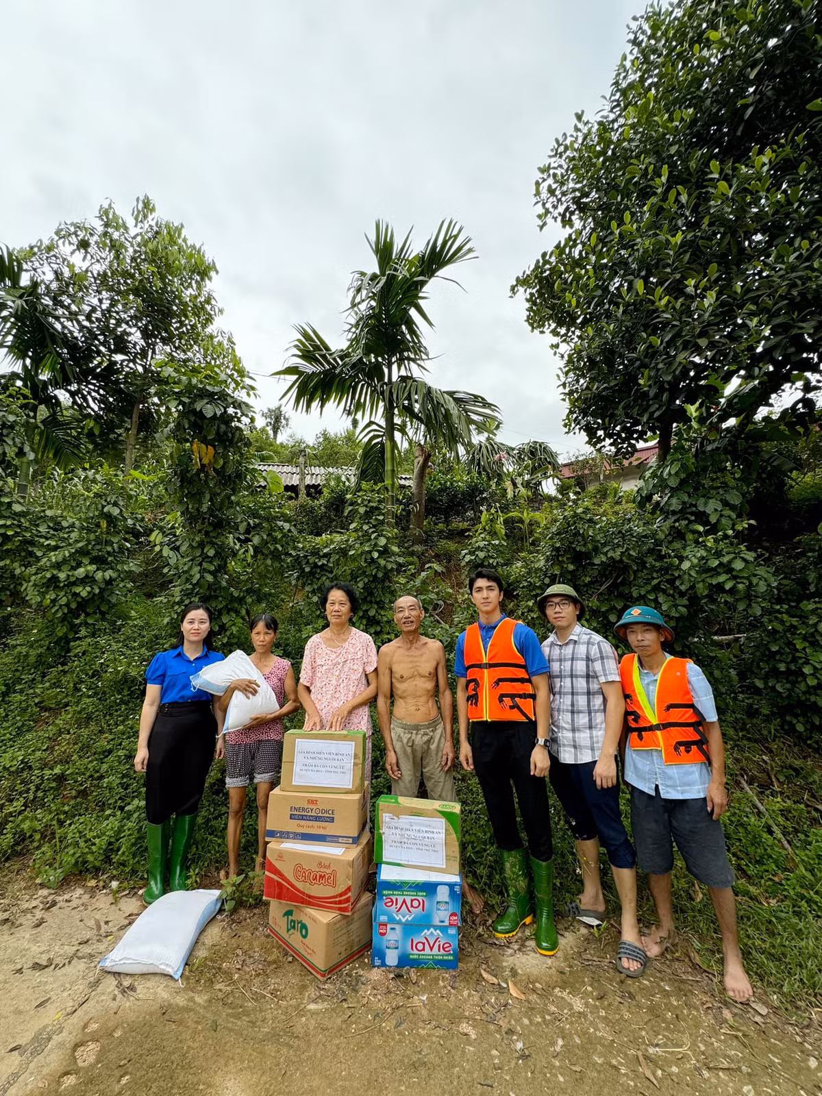 Bình An tận tay trao quà cho bà con ảnh hưởng bởi bão lũ ở Phú Thọ. Ảnh: FB Nguyễn Bình An