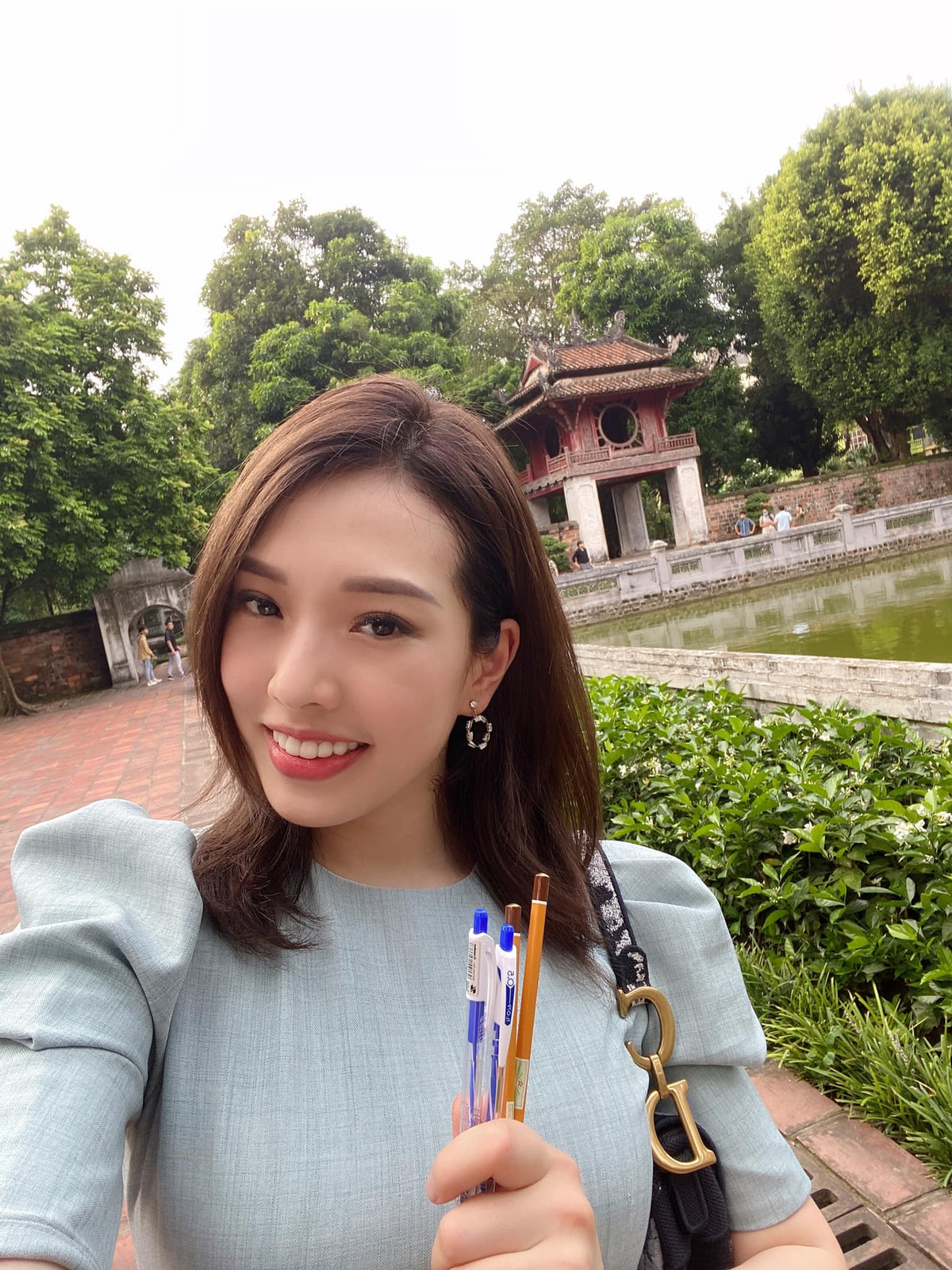 An Vy cũng được xem là "yêu nữ hàng hiệu" khi thường xuất hiện với những phụ kiện đắt đỏ như túi xách, đồng hồ,...