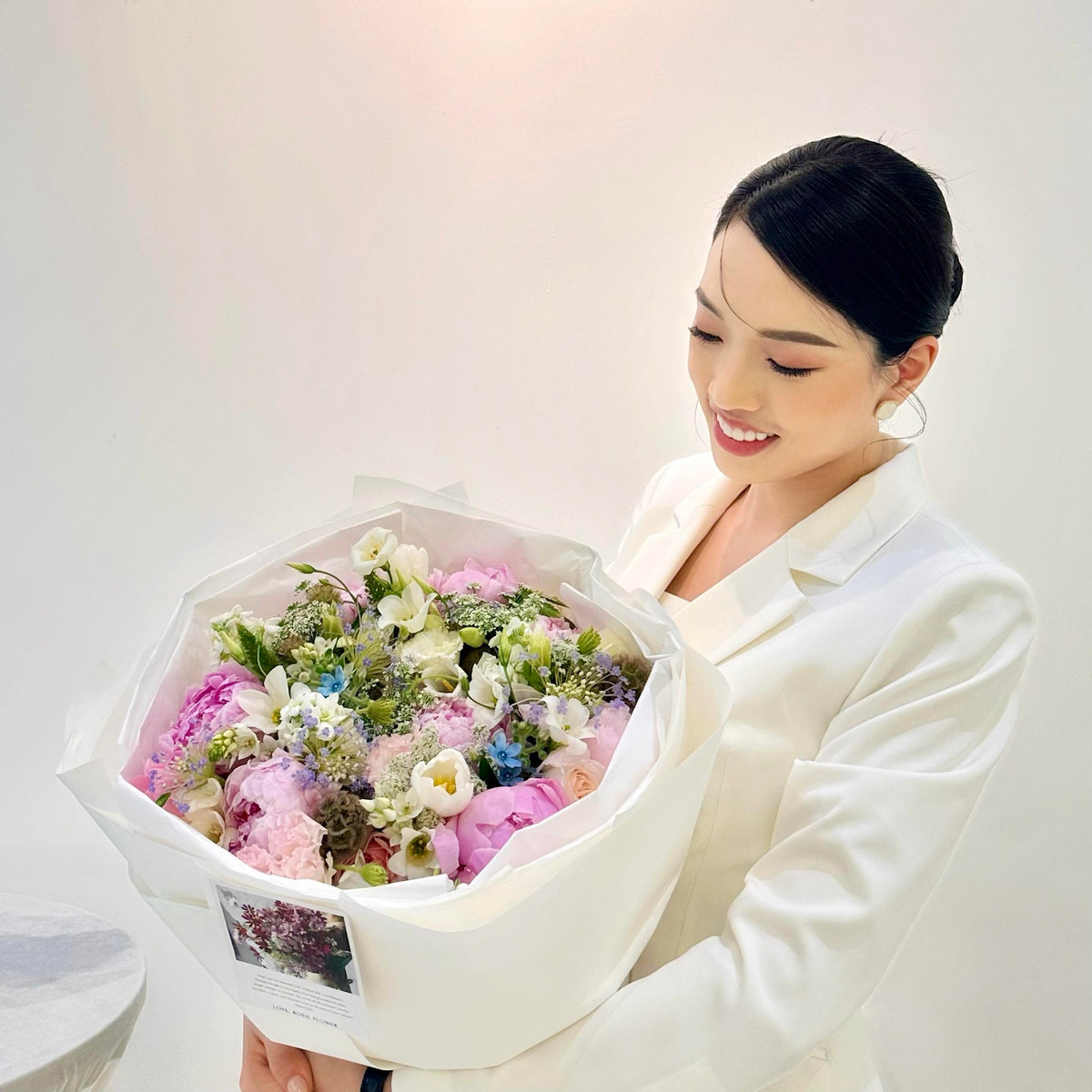 Nụ cười rạng rỡ và đôi mắt hút hồn của An Vy cũng là điểm nhấn thu hút mọi ánh nhìn.