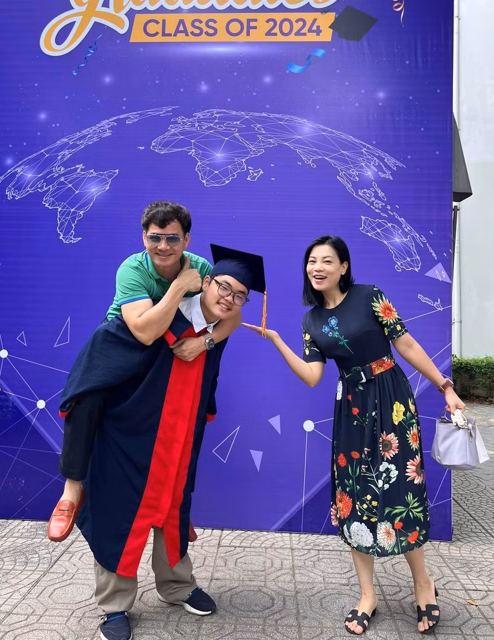 NSND Xuân Bắc và vợ dự lễ trưởng thành của con trai thứ hai - Bi Béo.