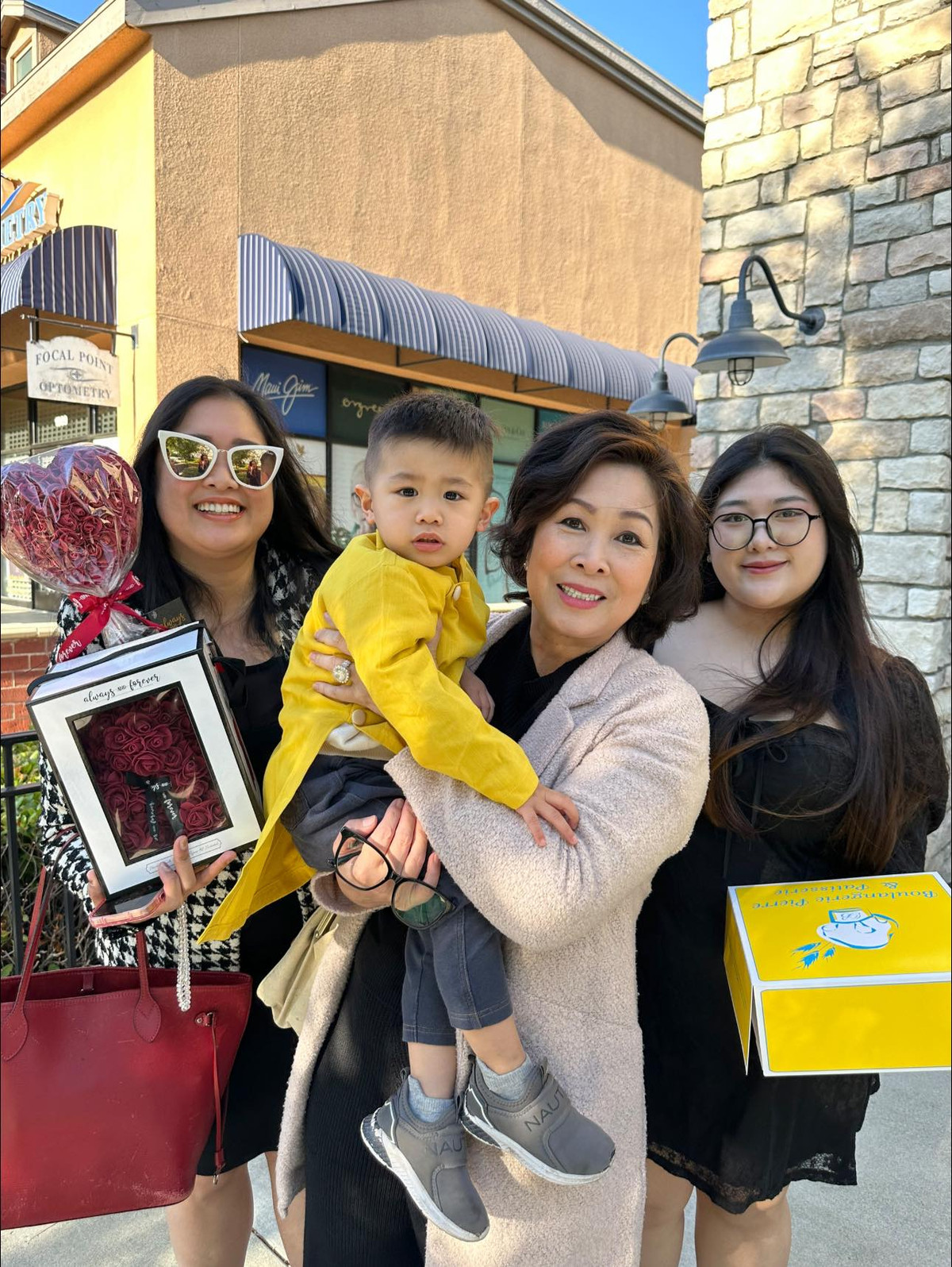 NSND Hồng Vân hạnh phúc khi được đón sinh nhật bên cháu ngoại cùng các con tại nước ngoài.