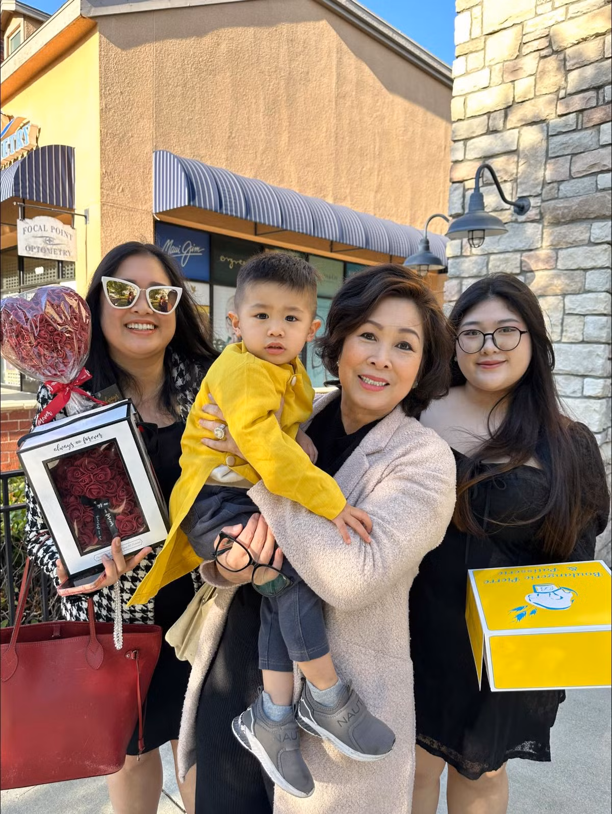 NSND Hồng Vân hạnh phúc khi được đón sinh nhật bên cháu ngoại cùng các con tại nước ngoài.