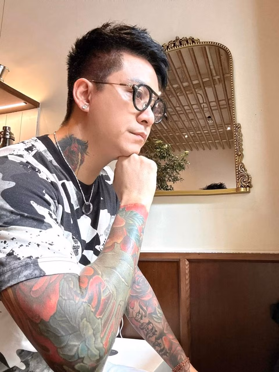 Ca sĩ Tuấn Hưng tâm tư: "Ngồi buồn chán nản khi mỗi ngày trôi qua, gia đình, bạn bè động viên lại càng làm mình thêm cảm thấy sao sao. Mình đang sai lối ư? Nếu sự thay đổi trong âm nhạc không làm vừa lòng khán giả mình có nên suy nghĩ và trở lại với con đường quen thuộc không? Cuộc đời một nghệ sĩ luôn cần sự động viên từ khán giả mới thăng hoa được, phải không mọi người? Hãy dang rộng đôi tay để yêu thương nhau nhé!".