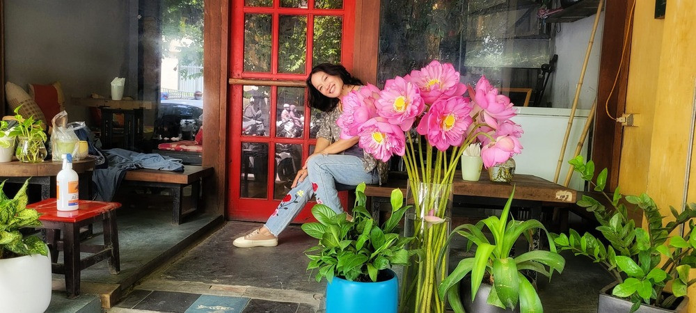 Diễn viên Tú Oanh thưởng hoa tại quán cà phê của gia đình.