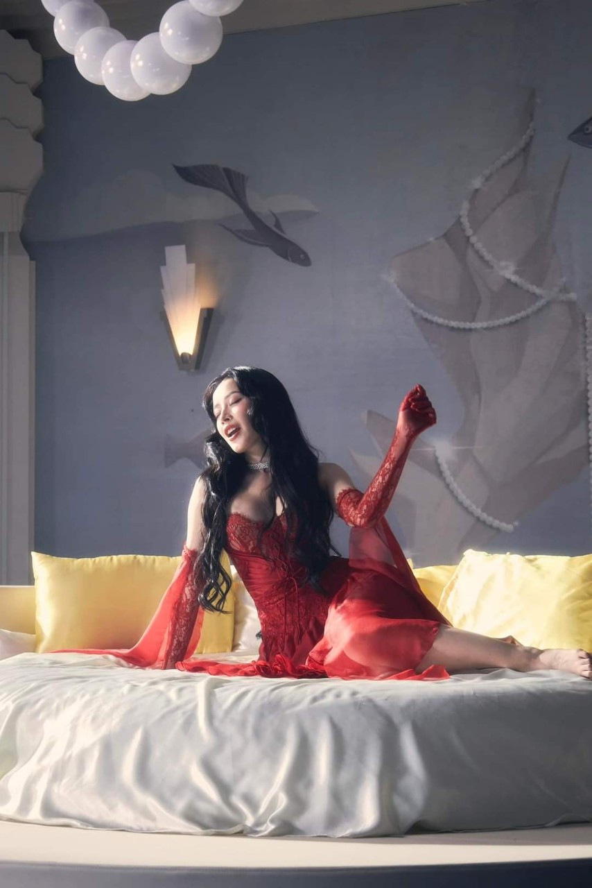 Ca sĩ Chi Pu khoe ảnh hậu trường một cảnh quay.