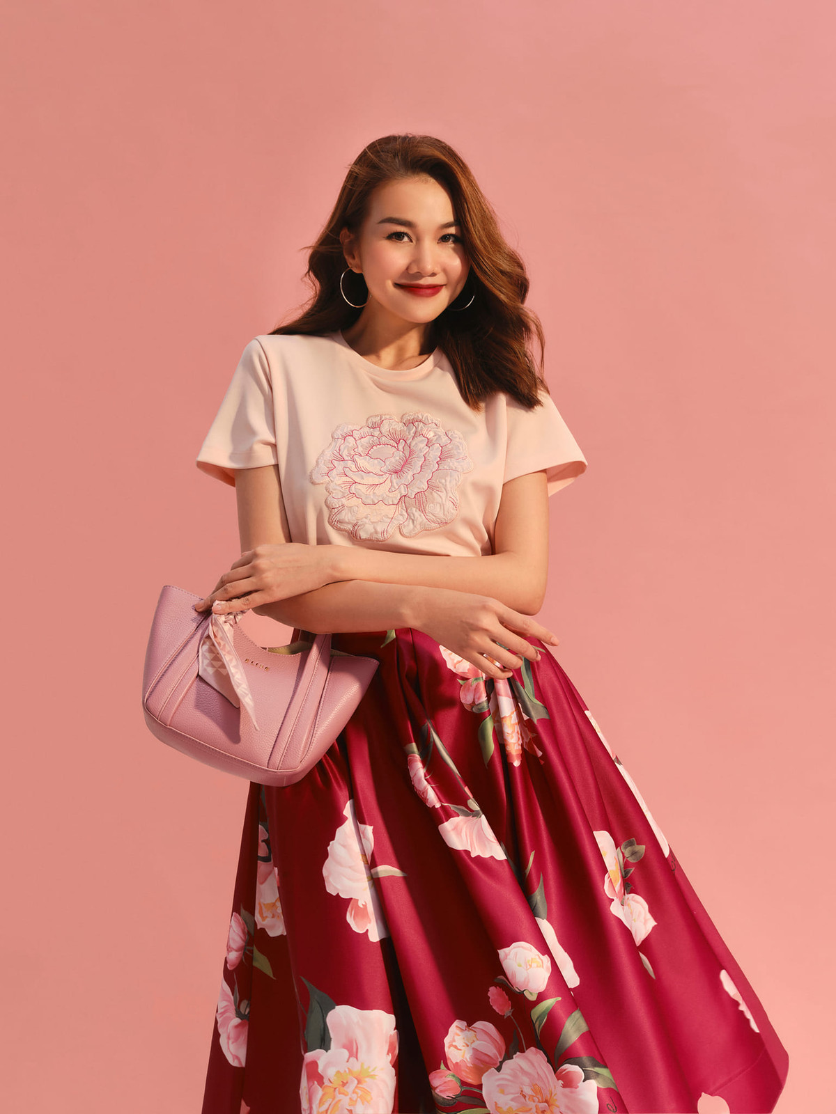 Thanh Hằng đã khéo léo phủ nhận chuyện mang thai trong một đoạn video hậu trường. Nữ siêu mẫu nói: "Đứng cong quá ánh sáng hắt vào người ta tưởng có bầu, tôi chỉ tạo dáng theo cấu trúc chiếc xe thôi nha mọi người ơi".