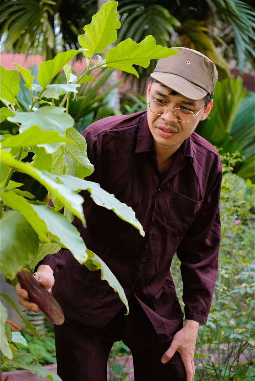 Diễn viên Trung Ruồi hoá thân thành lão nông yêu cây cối.