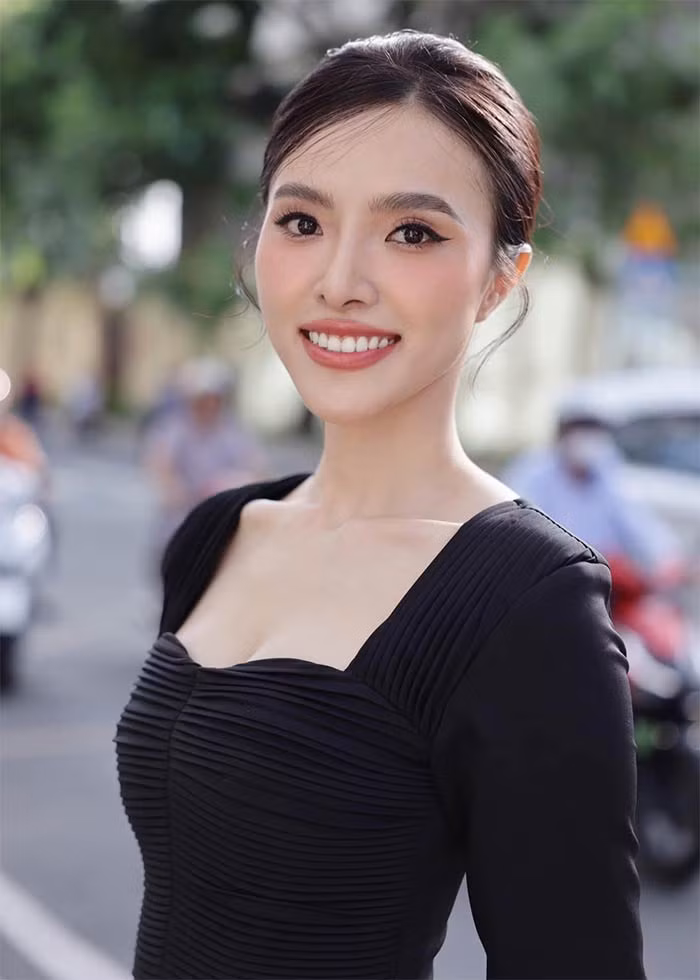 Theo chia sẻ của Hạnh Nguyên, bố mẹ cô ly hôn từ năm cô 11 tuổi. Hạnh Nguyên và anh trai sống cùng mẹ từ nhỏ nên sớm rèn luyện tính tự lập. (Ảnh: FB Lê Phan Hạnh Nguyên)