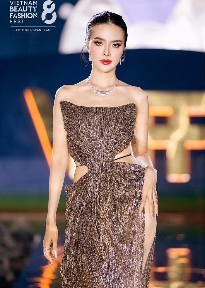 Cô sở hữu khuôn mặt đẹp, sáng sân khấu, tự tin và khả năng thuyết trình tốt. (Ảnh: FB Lê Phan Hạnh Nguyên)