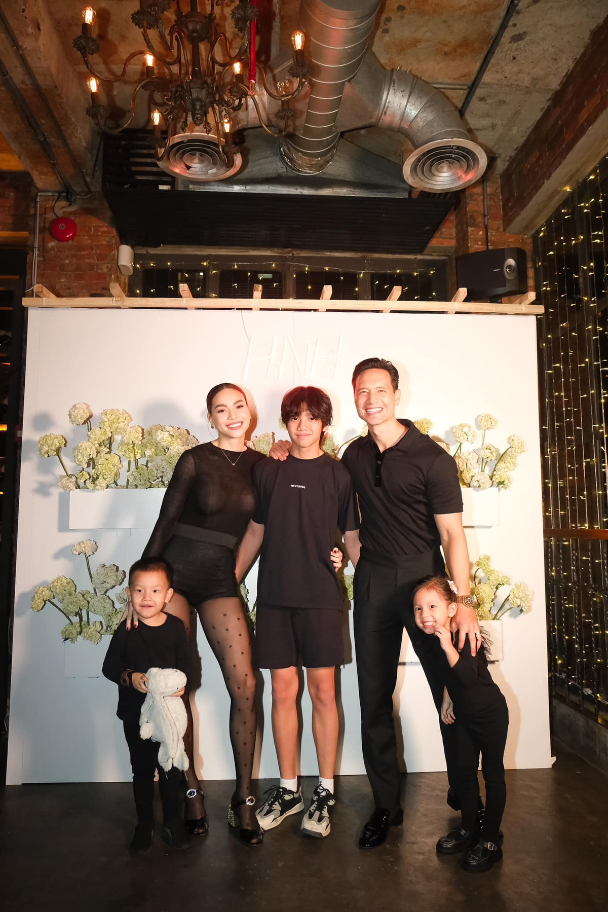 Phong cách thời trang đồng điệu của gia đình Hồ Ngọc Hà - Kim Lý đã trở thành nguồn cảm hứng cho nhiều gia đình khác. Ảnh: FB Ho Ngoc Ha