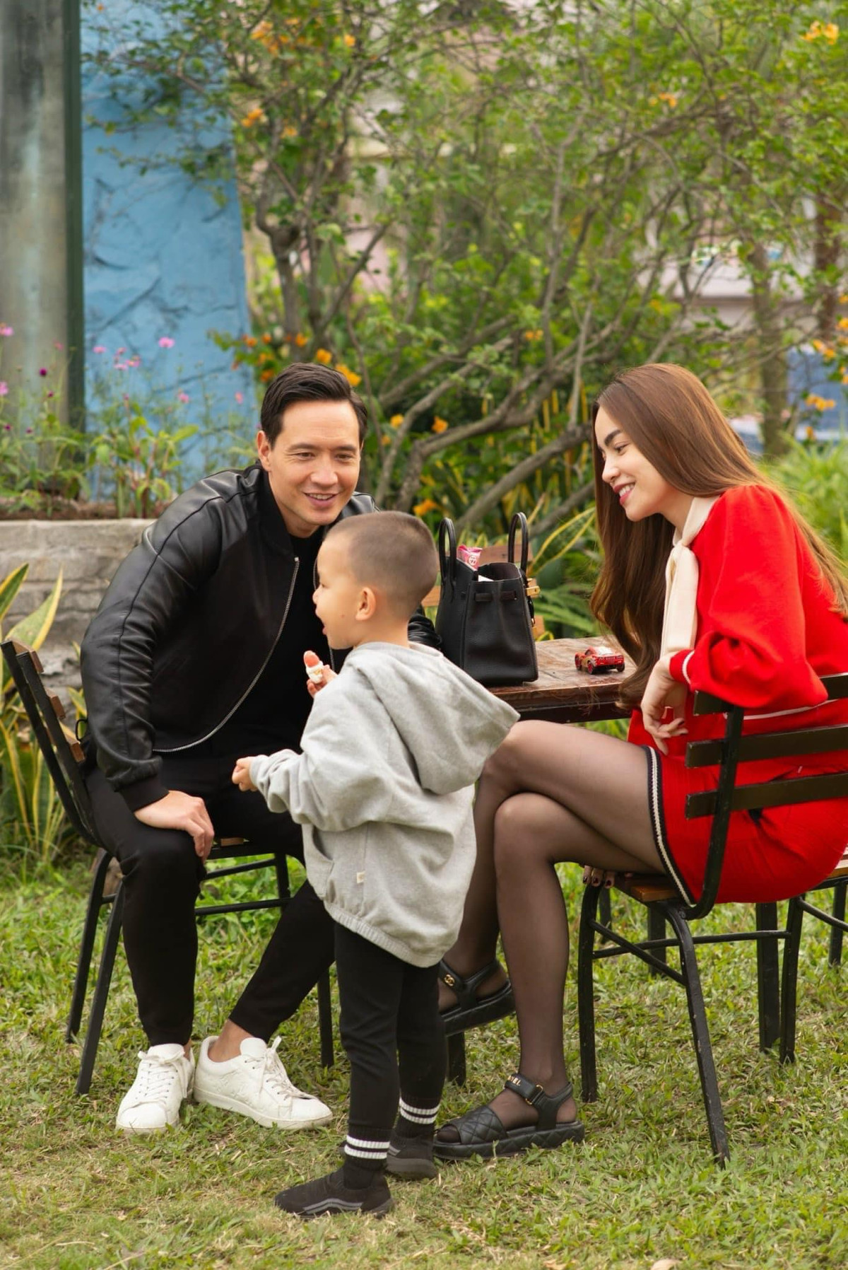 Nếu như trong cuộc sống thường ngày, gia đình nữ ca sĩ thường ưu tiên những bộ đồ thoải mái và năng động, thì khi tham dự các sự kiện, họ lại chọn những trang phục sang trọng và lịch sự hơn. Ảnh: FB Ho Ngoc Ha