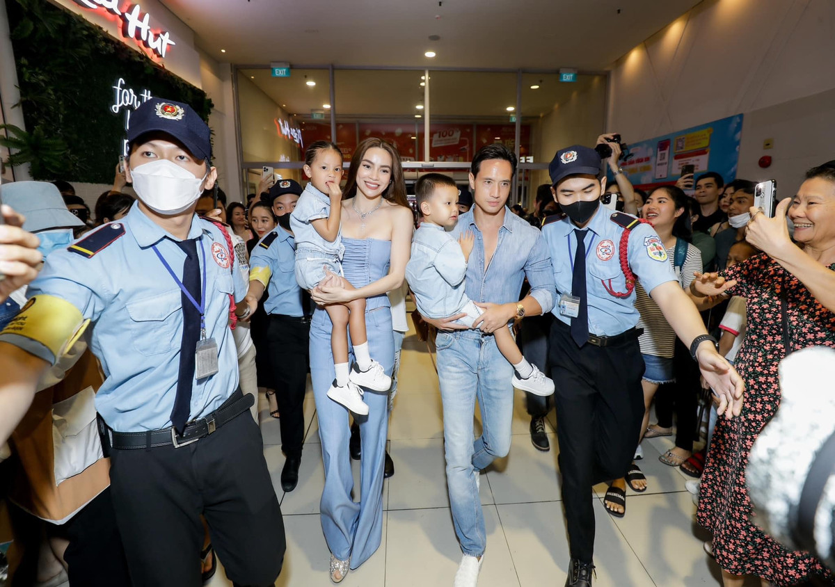 Hà Hồ thể hiện gu thời trang tinh tế và sành điệu. Cô đã khéo léo lồng ghép phong cách cá nhân vào trang phục của cả gia đình, tạo nên những set đồ vừa thời thượng vừa thoải mái. Ảnh: FB Ho Ngoc Ha