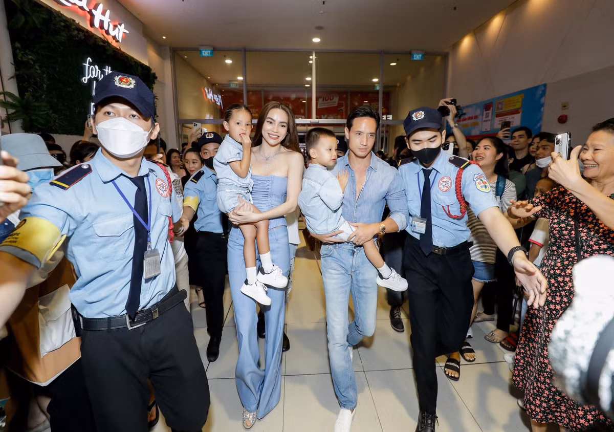 Hà Hồ thể hiện gu thời trang tinh tế và sành điệu. Cô đã khéo léo lồng ghép phong cách cá nhân vào trang phục của cả gia đình, tạo nên những set đồ vừa thời thượng vừa thoải mái. Ảnh: FB Ho Ngoc Ha