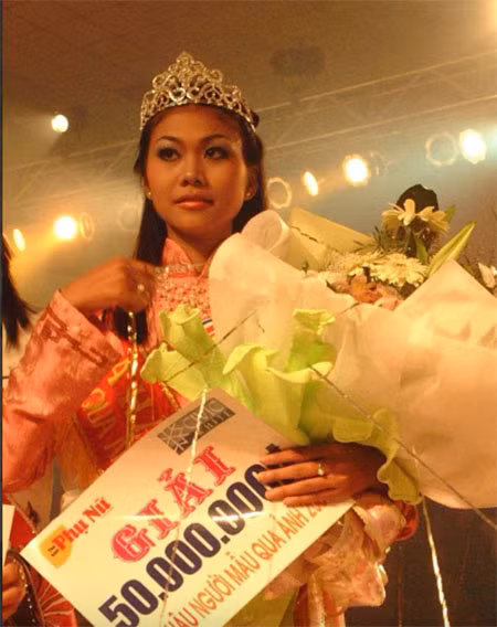  Thanh Hằng bước chân vào Vbiz khi đăng quang ngôi vị Hoa hậu Người mẫu qua ảnh năm 2002 năm 19 tuổi. (Ảnh: Saostar.vn)