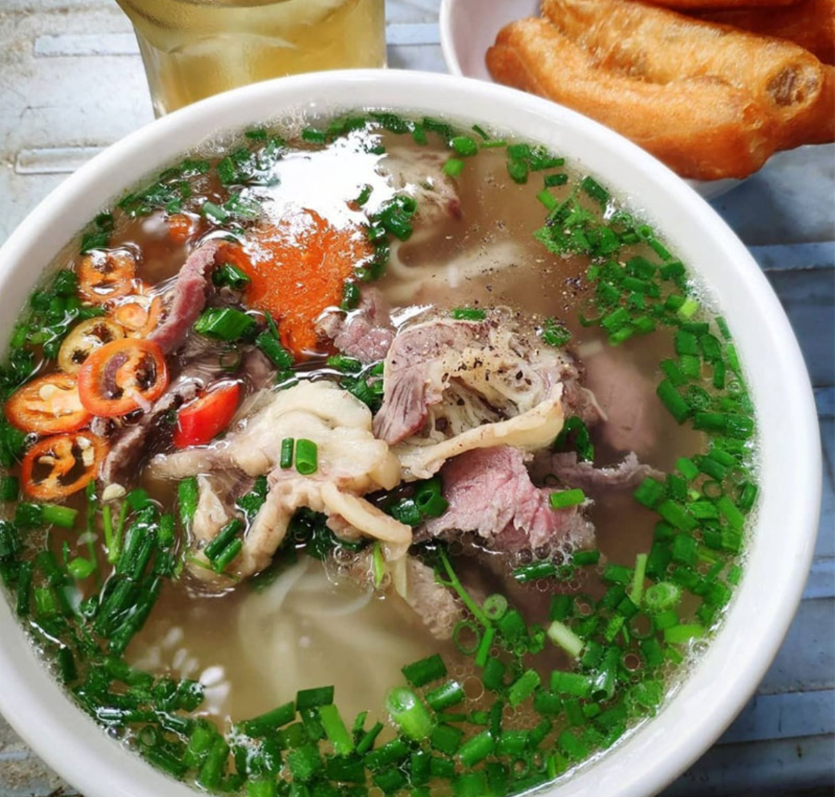 Sá sùng có thể chế biến thành nhiều món ăn ngon và bổ dưỡng như: sá sùng nấu cháo, sá sùng rim mặn, sá sùng nướng, sá sùng ngâm rượu,... Mỗi món ăn đều mang hương vị đặc trưng riêng, khiến thực khách say mê. Đặc biệt, sá sùng còn là một nguyên liệu không thể thiếu để ninh nước dùng phở, tạo nên độ ngọt tự nhiên cho món ăn nổi tiếng này. Ảnh: Hải sản Xanh