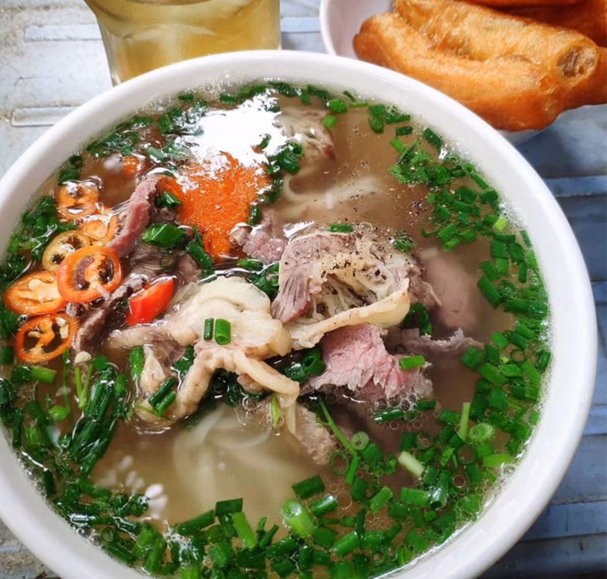 Sá sùng có thể chế biến thành nhiều món ăn ngon và bổ dưỡng như: sá sùng nấu cháo, sá sùng rim mặn, sá sùng nướng, sá sùng ngâm rượu,... Mỗi món ăn đều mang hương vị đặc trưng riêng, khiến thực khách say mê. Đặc biệt, sá sùng còn là một nguyên liệu không thể thiếu để ninh nước dùng phở, tạo nên độ ngọt tự nhiên cho món ăn nổi tiếng này. Ảnh: Hải sản Xanh