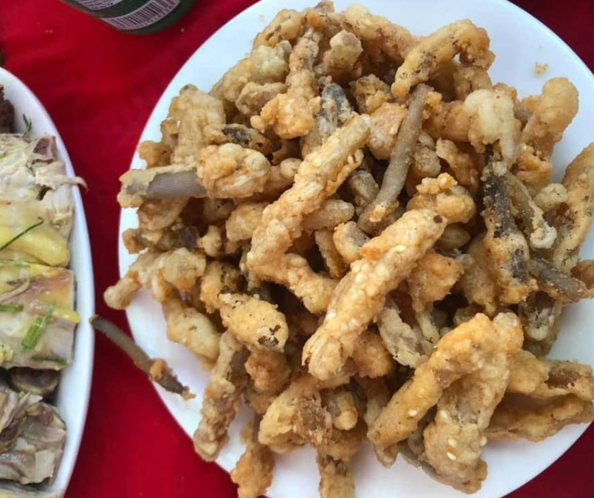 Các nhà hàng thường dùng sá sùng để mời khách lai rai cùng bia, giống như mực khô nướng xé nhỏ. Sá sùng vừa giòn, mềm, lại dai dai, có vị béo và ngọt nên càng ăn càng thấy ngon. Ngoài ra, cách đơn giản nhất là chế biến sá sùng rang, hoặc sá sùng tẩm bột chiên. Tuy nhiên, do giá thành cao và khan hiếm, sá sùng thường chỉ được sử dụng trong những dịp đặc biệt hoặc dành tặng cho những người thân yêu. Ảnh: Hải sản Xanh