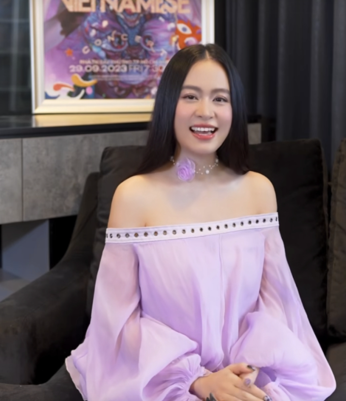 Xuất hiện trong video này, ca sĩ Hoàng Thuỳ Linh diện váy trễ vai màu tím nổi bật, để mái tóc dài đen suôn mượt và lộ rõ vóc dáng gầy gò hơn so với trước đây. Cô nàng cũng lộ rõ tâm trạng vui vẻ, hào hứng. Ảnh chụp màn hình