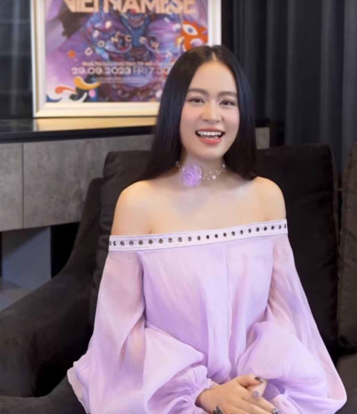 Xuất hiện trong video này, ca sĩ Hoàng Thuỳ Linh diện váy trễ vai màu tím nổi bật, để mái tóc dài đen suôn mượt và lộ rõ vóc dáng gầy gò hơn so với trước đây. Cô nàng cũng lộ rõ tâm trạng vui vẻ, hào hứng. Ảnh chụp màn hình