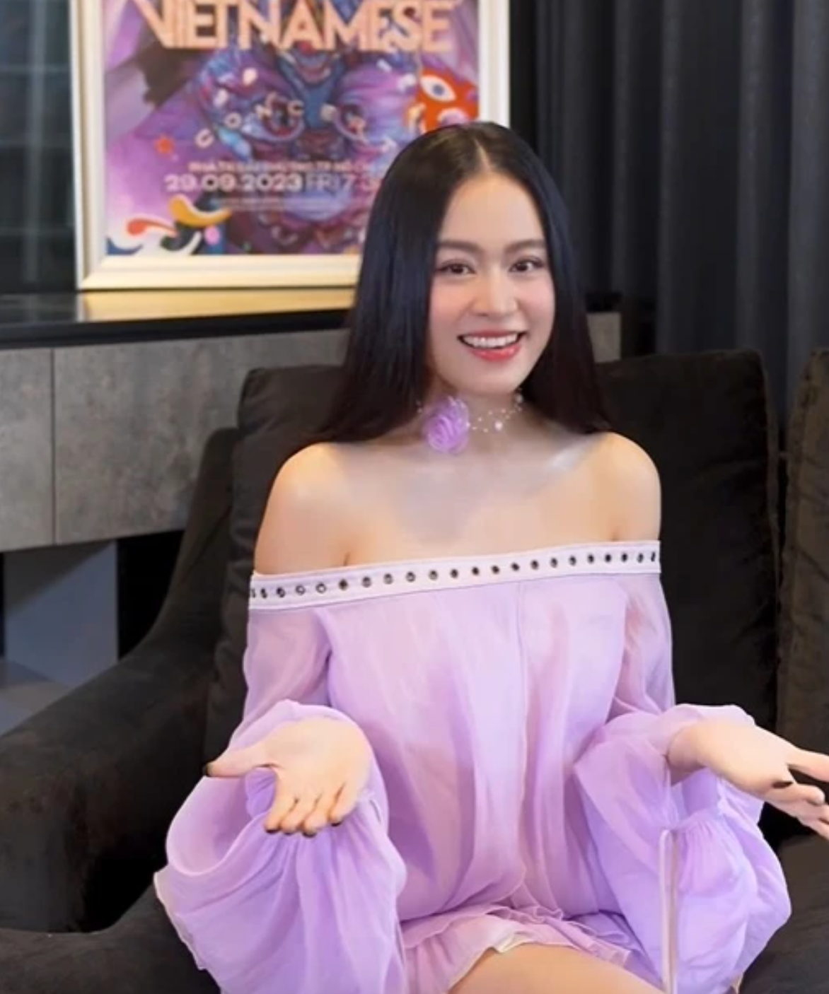 Trưa 24/10, Hoàng Thùy Linh tái xuất sau thời gian dài gần như vắng bóng trên mạng xã hội. Cô chia sẻ một đoạn clip ngắn trên trang cá nhân, thông báo sẽ sớm trở lại với các hoạt động nghệ thuật. Ảnh chụp màn hình