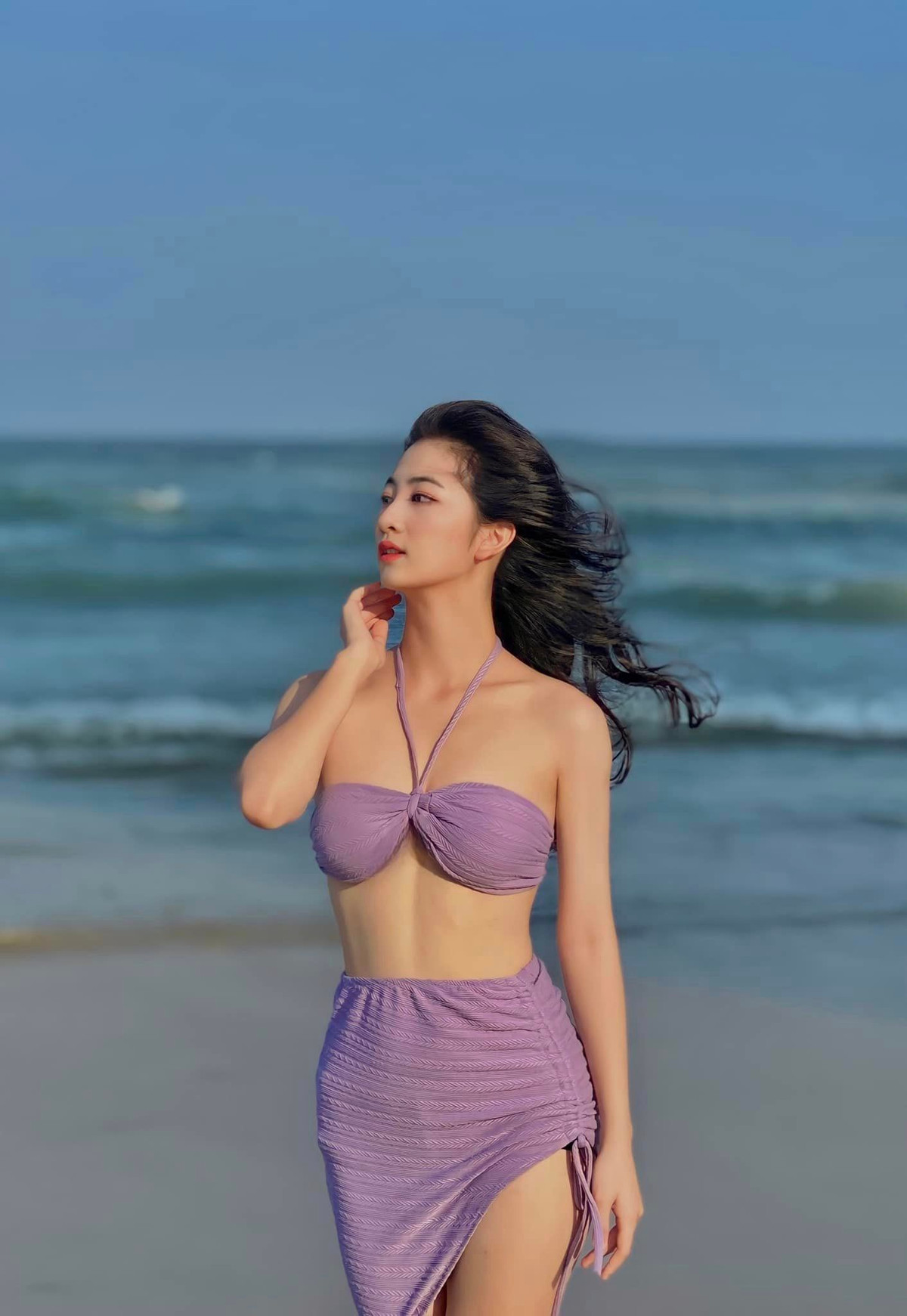 Cô sở hữu gương mặt ưa nhìn, với đôi mắt to tròn, nụ cười rạng rỡ và làn da trắng mịn.