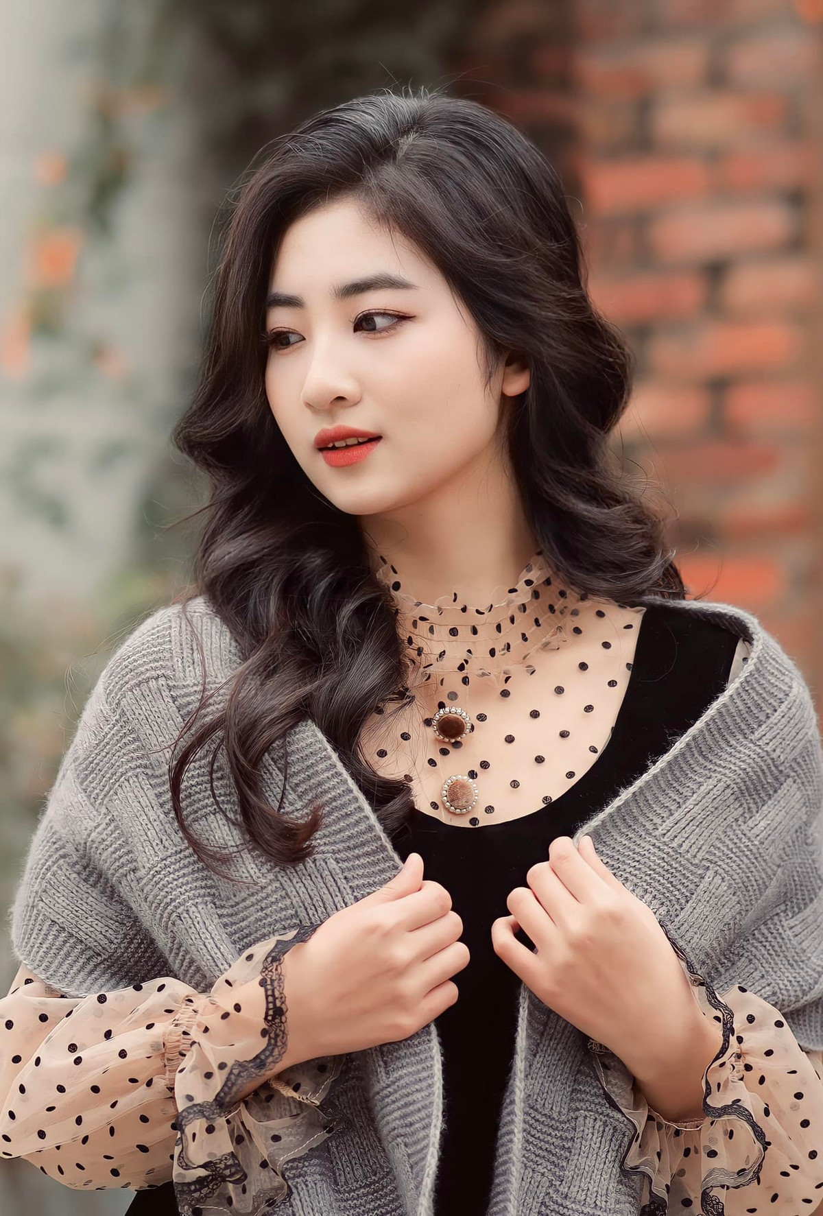 Linh Chi sinh năm 2000. Cô vốn không phải là diễn viên chuyên nghiệp được đào tạo bài bản vì trước đó Linh Chi tốt nghiệp Trường đại học Lao động - Xã hội.