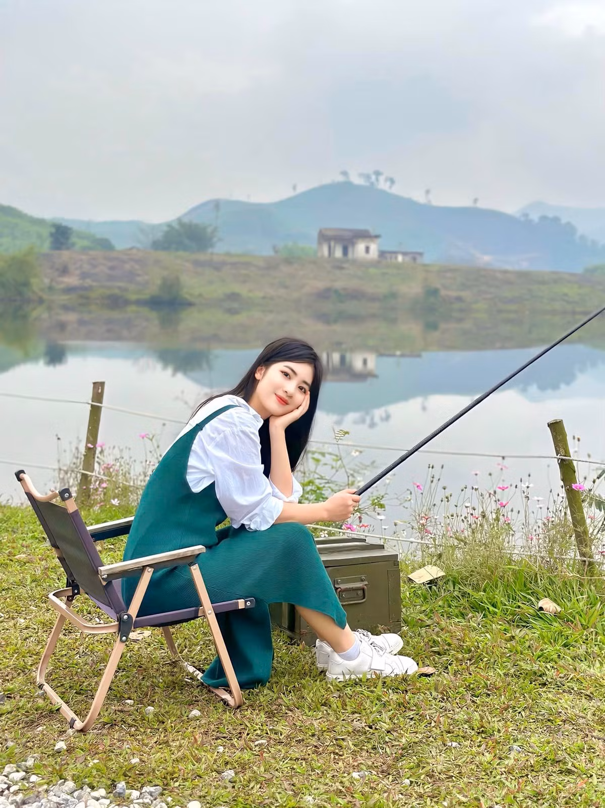 Hiện tại, với vẻ ngoài xinh đẹp, nữ diễn viên Linh Chi nhận được nhiều lời mời đóng TVC quảng cáo hoặc chụp mẫu ảnh.