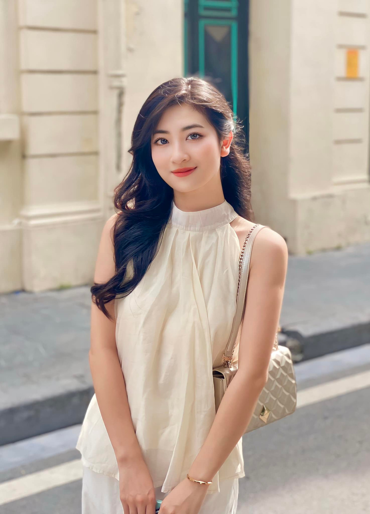 Cô thường xuyên chia sẻ những hình ảnh đời thường vui vẻ, lạc quan trên trang mạng xã hội, thu hút lượng lớn người hâm mộ.