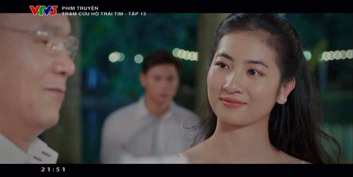 Vào vai Ngân Hà thời thiếu nữ, nữ diễn viên trẻ Linh Chi không làm toát lên được khí chất của một tiểu thư nhà giàu được cưng chiều, có bố là chủ công ty lớn. Biểu cảm căng thẳng, diễn xuất thiếu tự nhiên, giọng thoại khó chịu là những điểm trừ nặng nề mà khán giả nhận xét về Linh Chi khi đảm nhận vai diễn này.