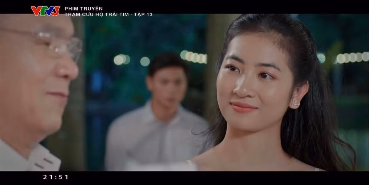 Vào vai Ngân Hà thời thiếu nữ, nữ diễn viên trẻ Linh Chi không làm toát lên được khí chất của một tiểu thư nhà giàu được cưng chiều, có bố là chủ công ty lớn. Biểu cảm căng thẳng, diễn xuất thiếu tự nhiên, giọng thoại khó chịu là những điểm trừ nặng nề mà khán giả nhận xét về Linh Chi khi đảm nhận vai diễn này.