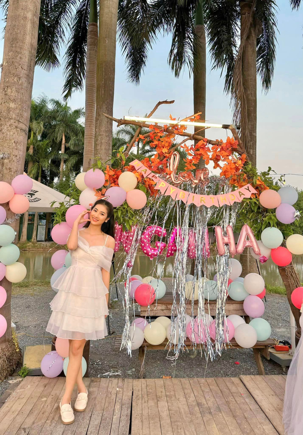 Dù vai diễn và chất giọng bị khán giả chê nhưng phải thừa nhận Linh Chi khá xinh đẹp, một vẻ đẹp mộc mạc, thuần khiết ngoài đời thực.