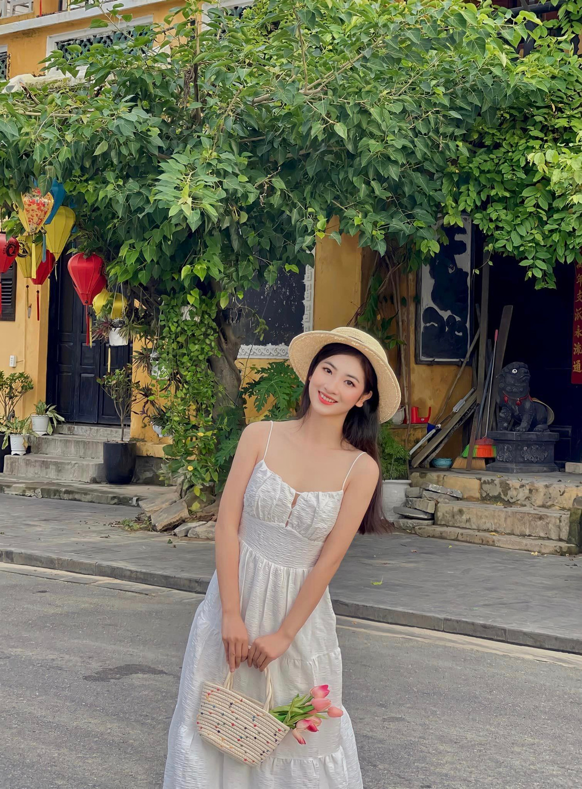 Linh Chi còn được biết đến với tính cách thân thiện, hòa đồng và luôn tràn đầy năng lượng.