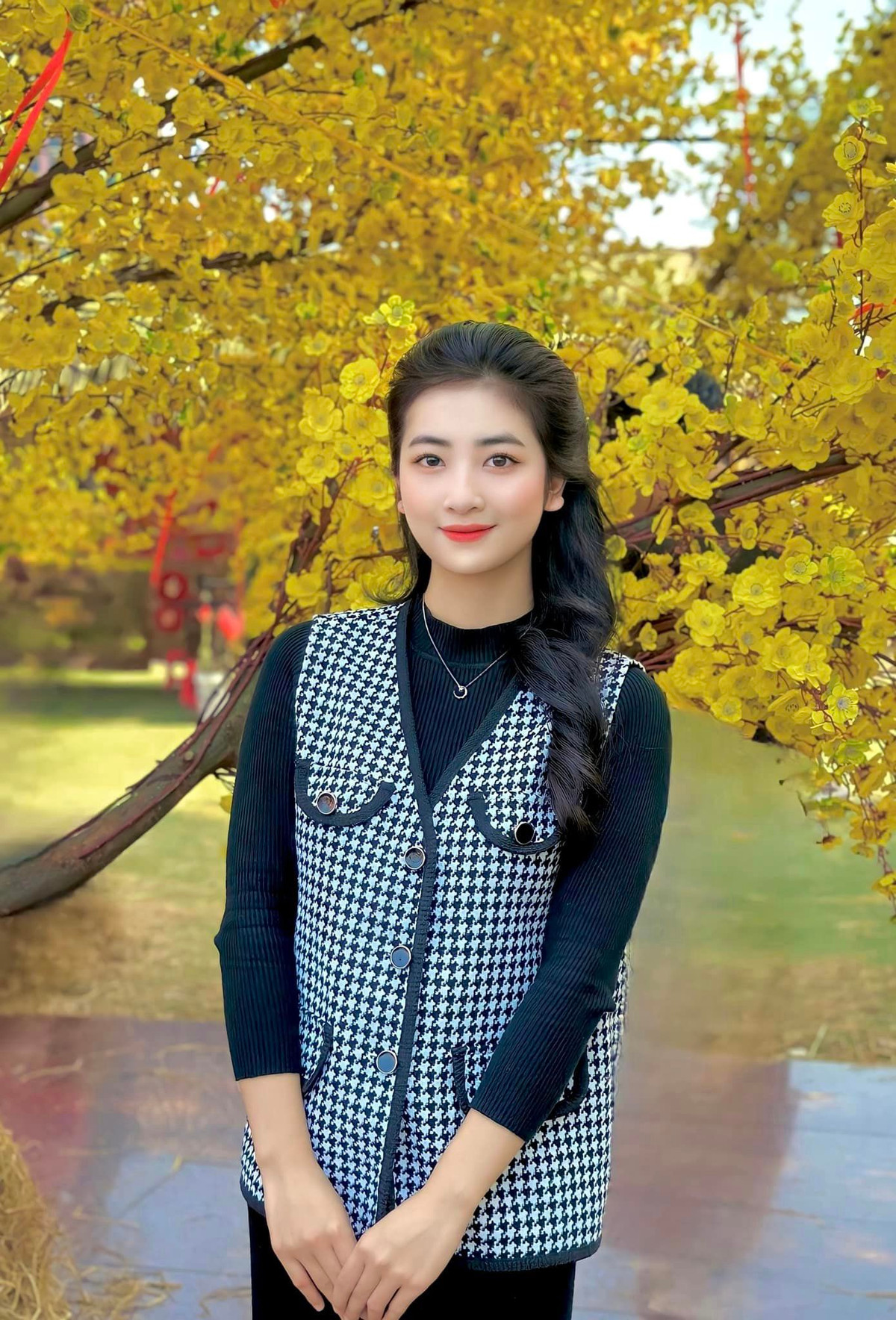 Linh Chi ngoài đời là một cô gái xinh đẹp, rạng rỡ và vô cùng dễ thương.